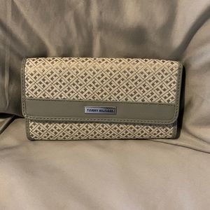 Tommy Hilfiger tri-fold wallet EUC